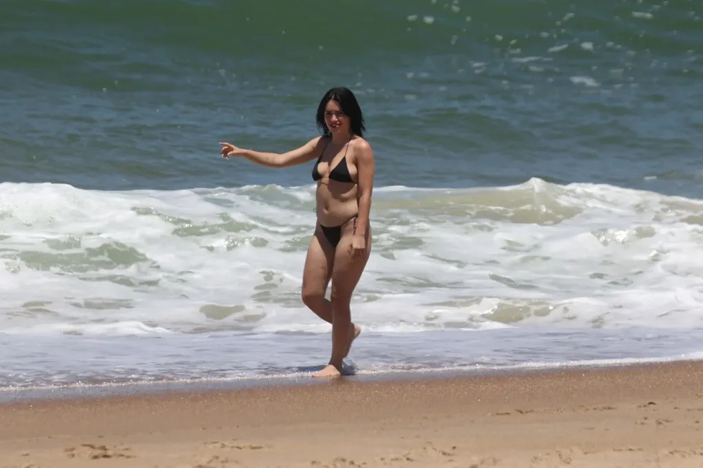 Lali Espósito subió las temperaturas con un bikini negro en Punta del Este.
