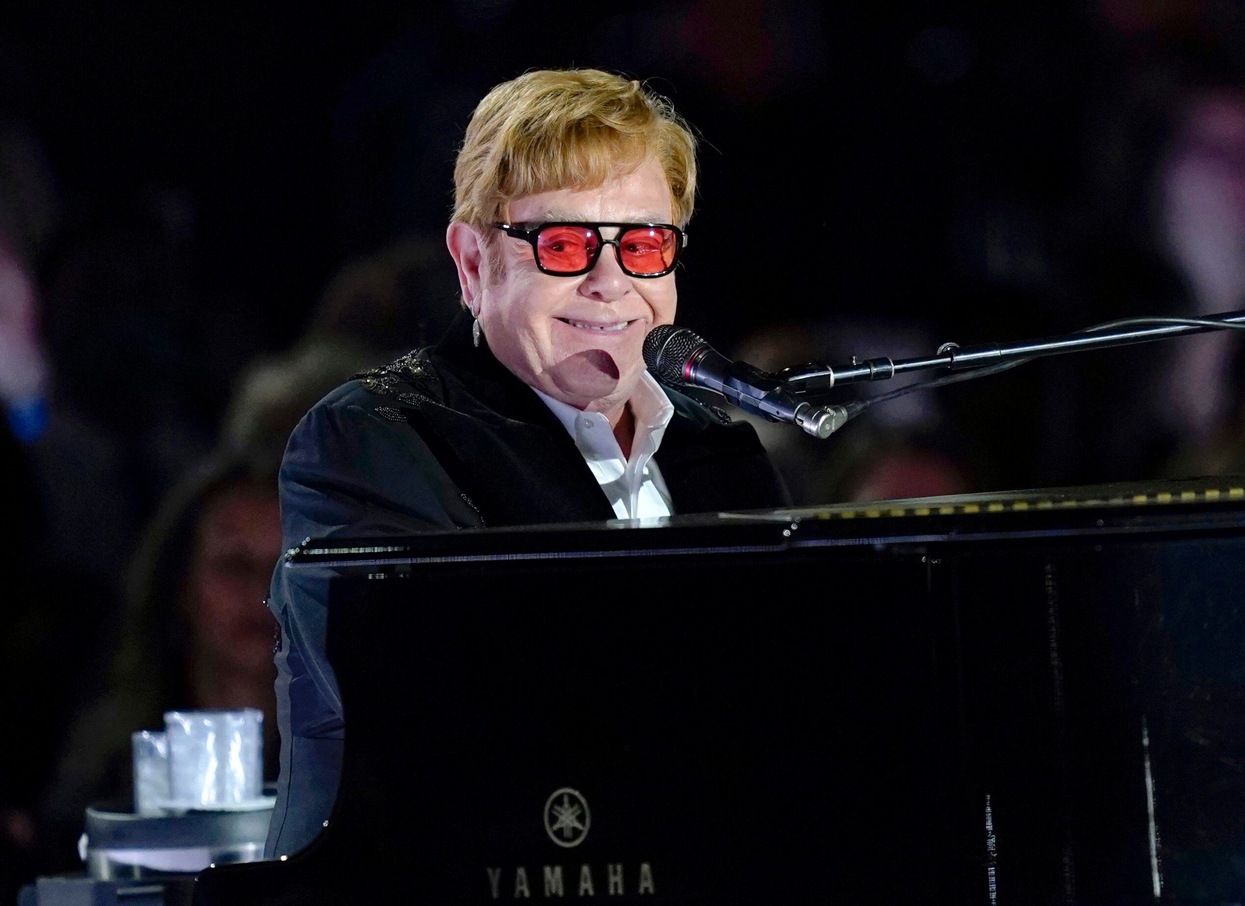 - Elton John es de Aries
