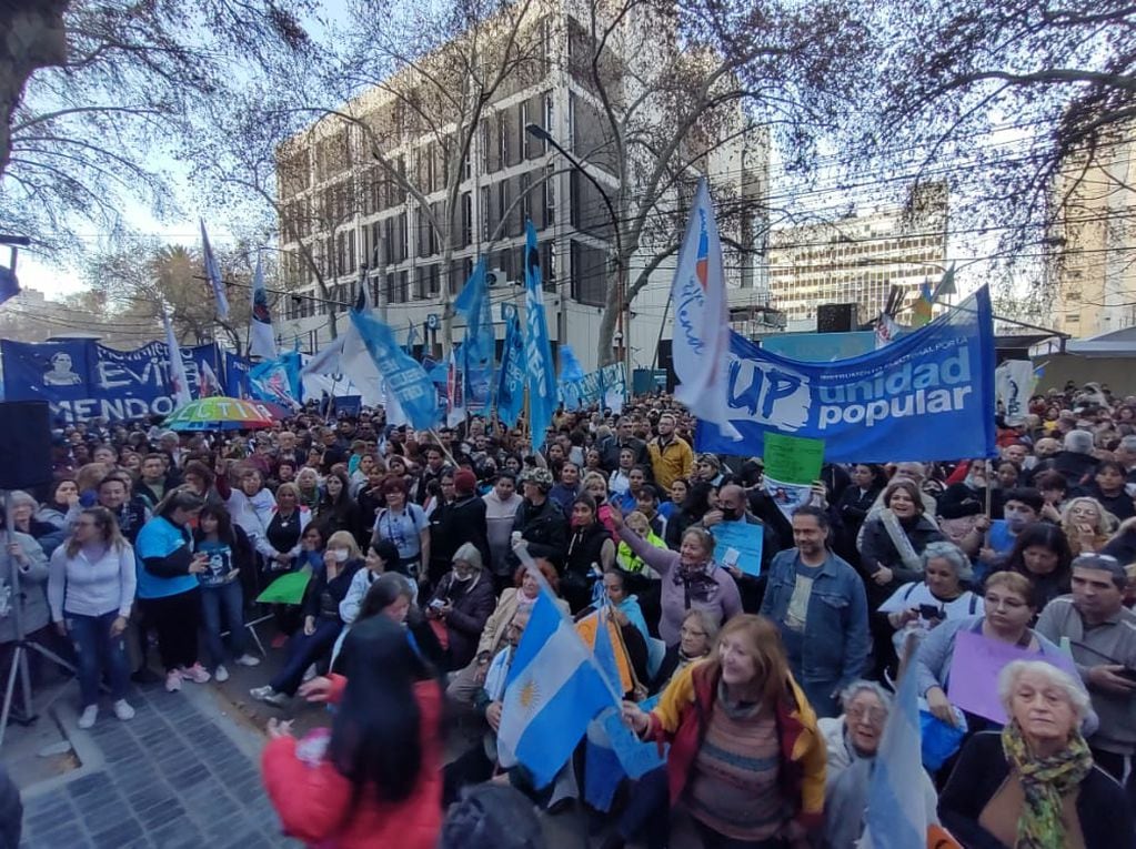 La Cámpora y otras organizaciones sociales realizaron una multitudinaria manifestación en Mendoza en apoyo a Cristina Kirchner. Foto: Mariana Villa / Los Andes