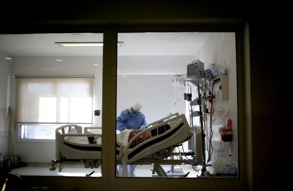 Personal médico atendiendo pacientes de Covid-19 en el hospital de Ezeiza.