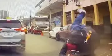 Video: un conductor vio a un ladrón escapando luego de un robo y lo atropelló