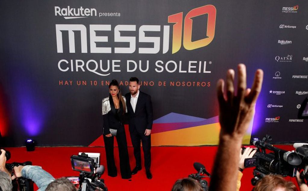 Lionel Messi posa con su esposa Antonela Roccuzzo durante el estreno del espectáculo "Messi10" del Cirque du Soleil en Barcelona. (REUTERS)