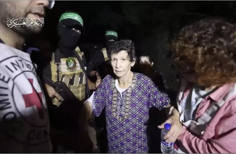 En la imagen, una mujer israelí, secuestrada por el grupo terrorista el 7 de octubre, es entregada a la Cruz Roja en una ubicación desconocida el 23 de octubre de 2023. Fue la primera en ser liberada para el inicio de las negociaciones.