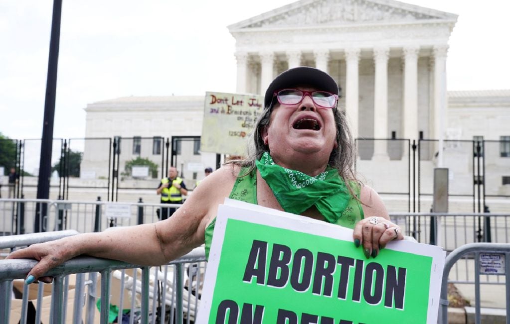 Mujeres activistas defienden el derecho al aborto legal frente a la Corte Suprema en Washington, Estados Unidos (Foto: AP)