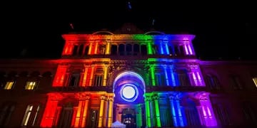 La Casa Rosada se iluminó con los colores LGBTIQ+