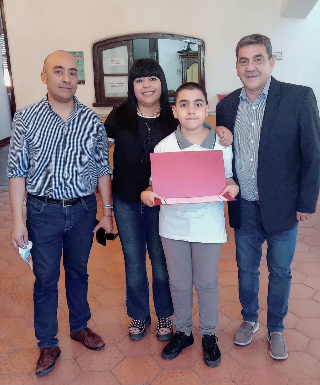 Reconocimiento: Fausto, junto a sus padres Mariano y Laura y el concejal Eduardo Quiroga (a la derecha), en la Municipalidad de San Martín.