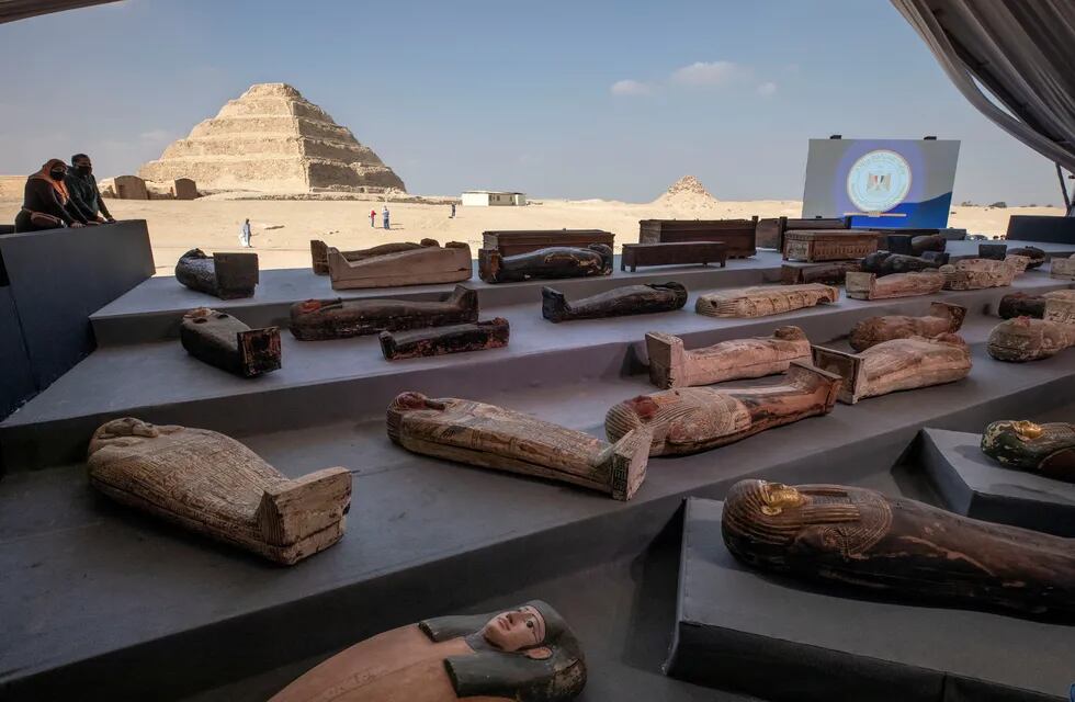 Descubrimiento de más de cien sarcófagos intactos en Egipto, un verdadero "tesoro"