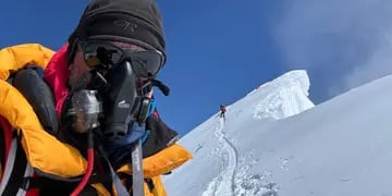 Se salvó de morir en los Andes al bajar a tiempo y es el argentino más viejo en hacer cumbre en el Everest. Foto: Gentileza Pablo Buchbinder