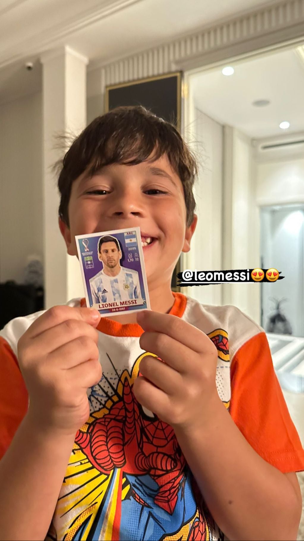 La emoción de Mateo Messi al conseguir la figurita de su papá.
