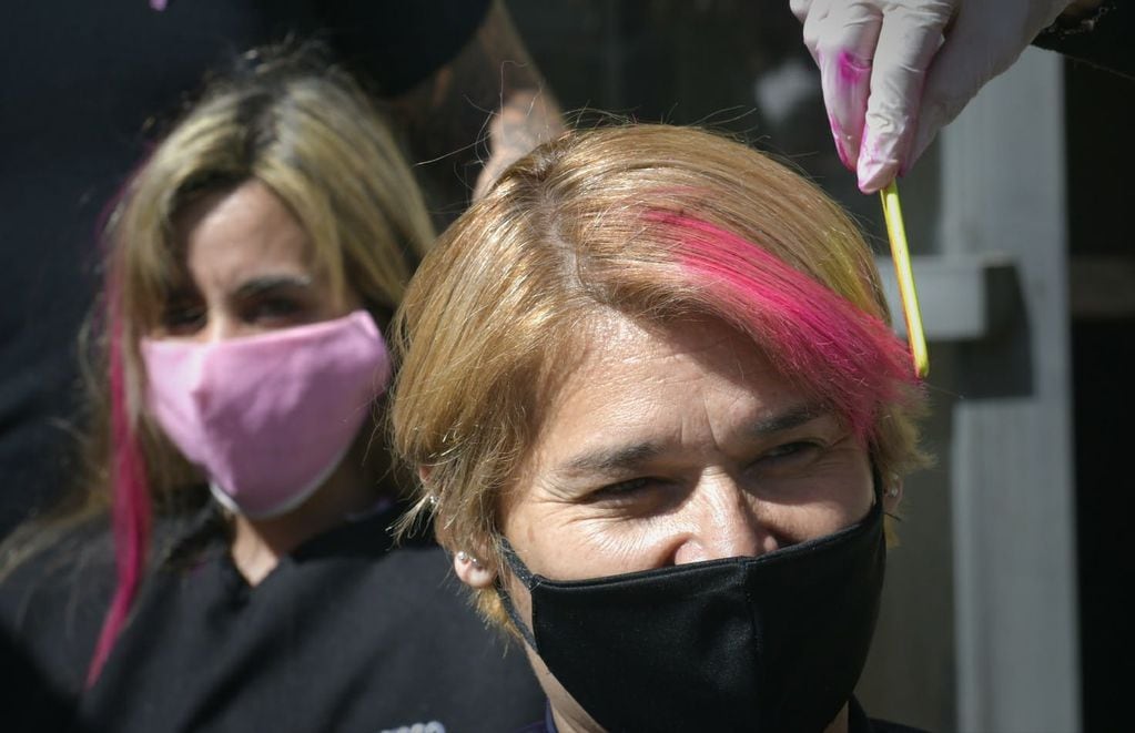 Comerciantes y emprendedores de Mendoza tendrán descuentos y promociones durante todo octubre para aquellas que estén atravesando el cáncer de mama. Foto: Orlando Pelichotti / Los Andes.