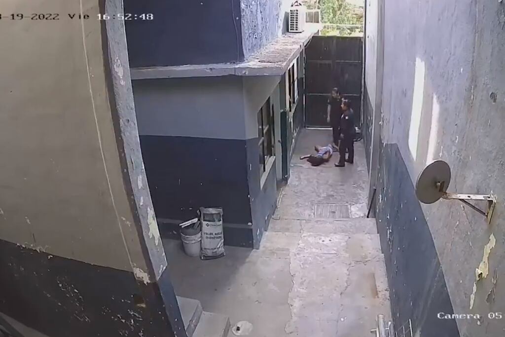 Indignación por un video que muestra a mujeres policía golpeando a una detenida momentos antes de que muriera en la comisaría