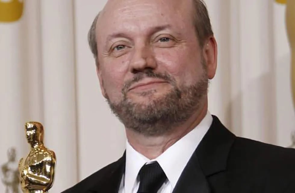 Juan José Campanella con su Oscar por "El secreto de sus ojos", en 2010. / Gentileza