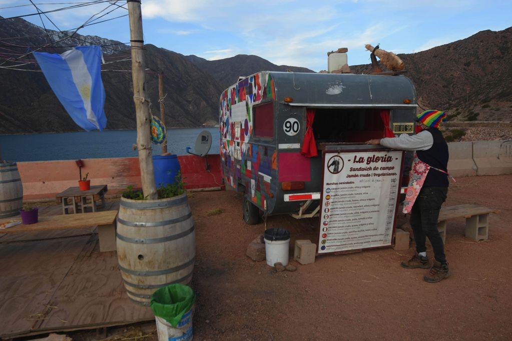 Sergio en su puesto de comidas en el Dique de Potrerillos, se prepara para la atención de turistas
Foto: José Gutiérrez / Los Andes