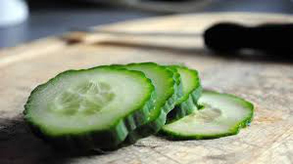 Pepino: Es una verdura que contiene altas cantidades de agua y vitaminas, lo que favorece la hidratación y la producción de colágeno. Además, también contiene antioxidantes. 