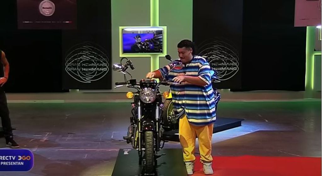 El tucumano se ganó una moto gracias al dorsal de un futbolista que es amigo suyo.