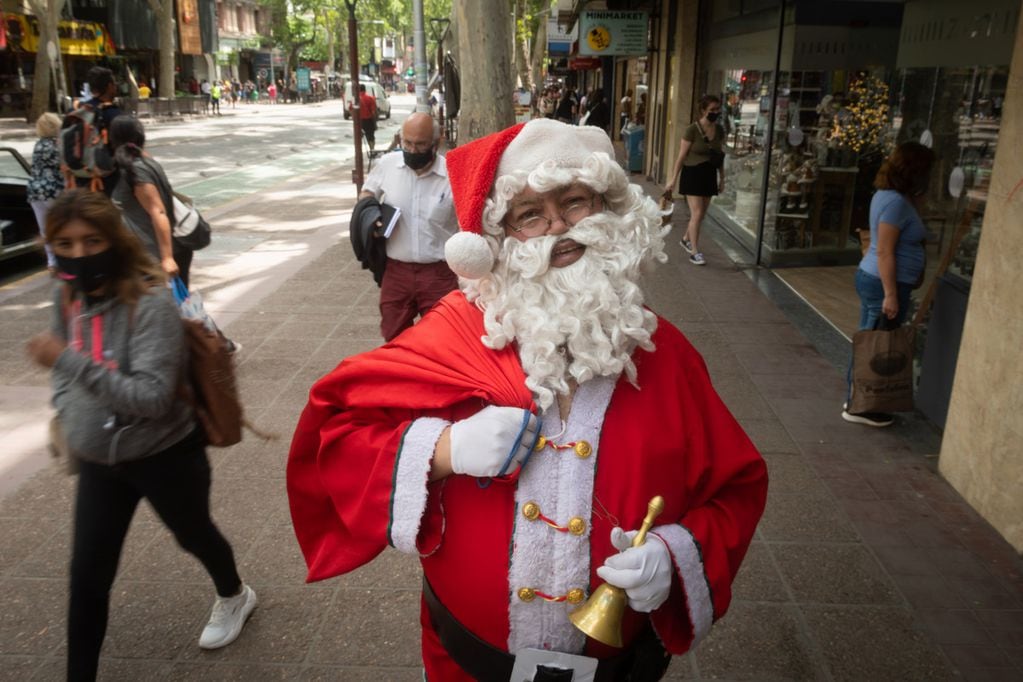 Carlos Bebavides, un clásico Papá Noel que se encuentra en las calles de la Ciudad de Mendoza (Ignacio Blanco / Los Andes)