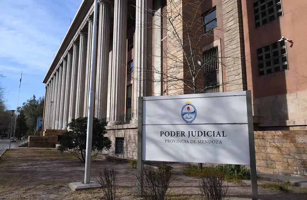 Frente del edificio del Poder Judicial de Mendoza 