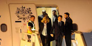 El jefe de Estado francés y su esposa fueron recibidos por la vicepresidenta Gabriela Michetti. Mañana se reúne con Mauricio Macri.