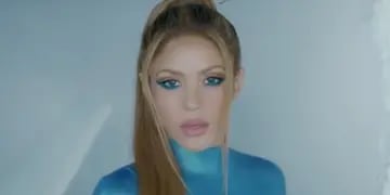 Shakira cautivó con su look en su último video.