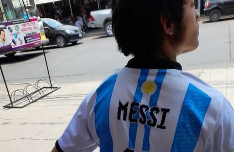 No tenía qué ponerse y la dueña de un local le regaló la camiseta de Argentina. (Foto: gentileza TN)