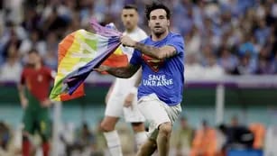 Irrumpió en el partido entre Uruguay y Portugal con una bandera LGBTIQ+