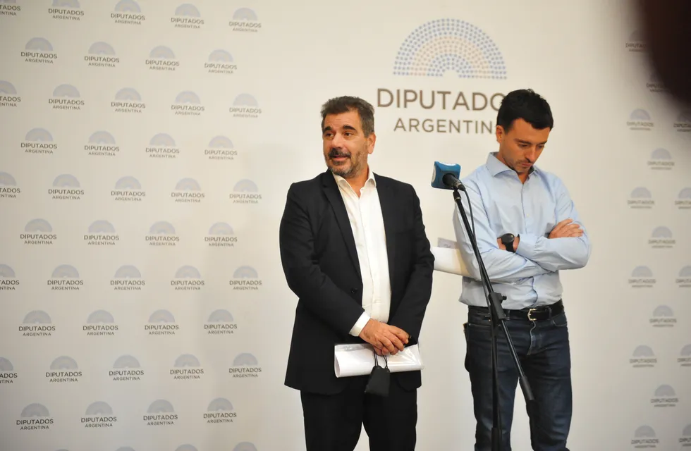 Los jefes de los bloques del PRO, Cristian Ritondo, y de la UCR, Rodrigo De Loredo. / Foto: Clarín