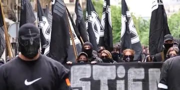 La policía de París fue criticada por autorizar una manifestación neonazi