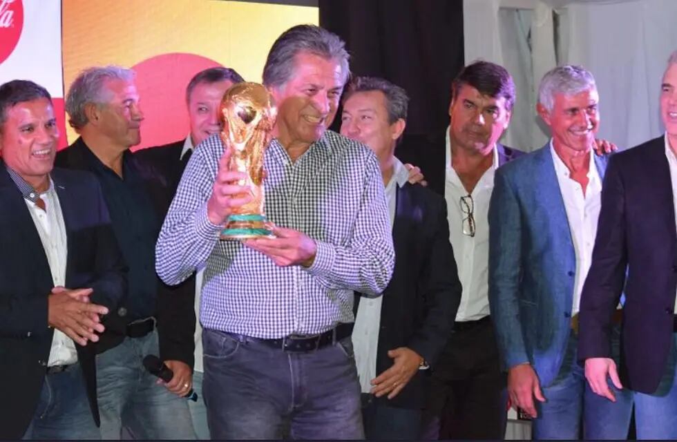 Ubaldo Fillol, con Copa en mano, en uno de los tantos eventos mundialistas de los que fue parte. Estará en el Monumental junto a La Scaloneta. / archivo