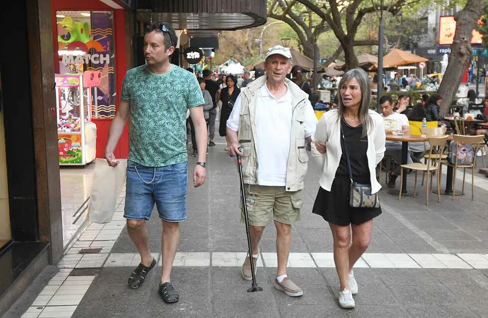 Turistas chilenos de paseo y de compras en Mendoza. Foto: José Gutierrez / Los Andes