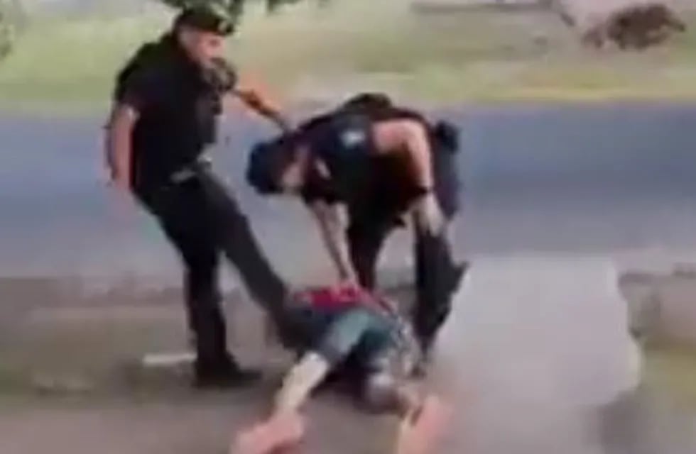 Así golpearon al joven detenido en Godoy Cruz.