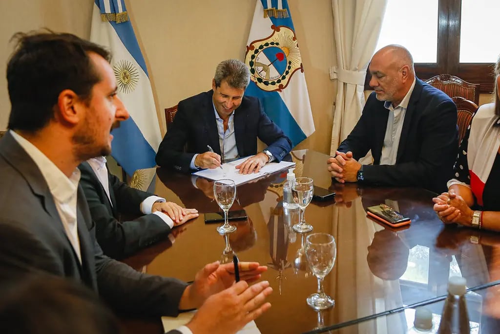 El gobernador Uñac firmó el acuerdo con las autoridades nacionales.