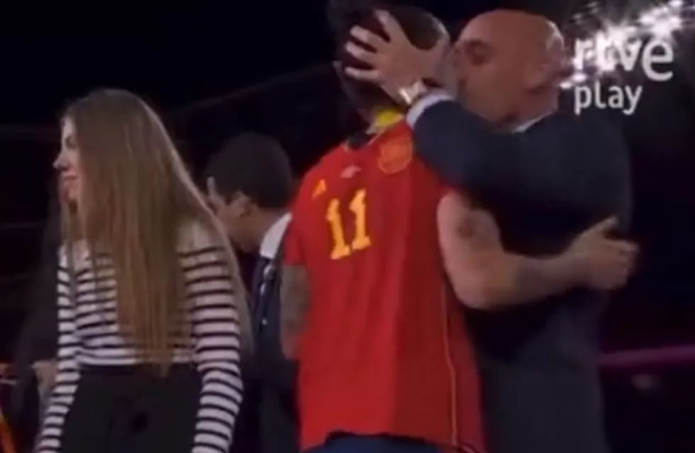 Polémica celebración: el presidente de la Federación de fútbol español le dio un pico a una jugadora.
