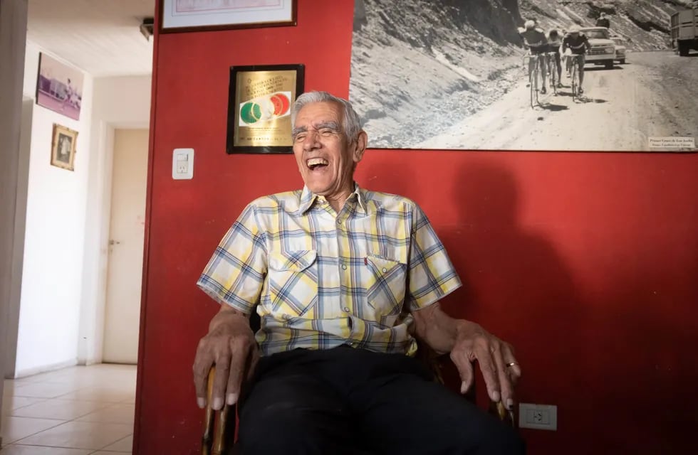 Ernesto Contreras, sonriente ante una visita de Más Deportes, donde nos habló de su reunión con Perón. Foto: Ignacio Blanco / Los Andes