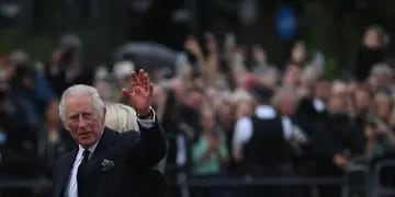 Rey Carlos arriba al Palacio de Buckingham