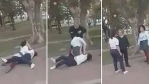 La mujer separó a las cachetadas a las chicas que se peleaban en la plaza.