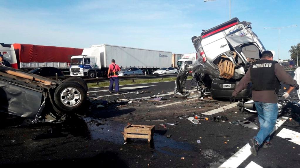 Un choque en cadena en la Autopista Panamericana dejó un muerto y casi una decena de heridos.