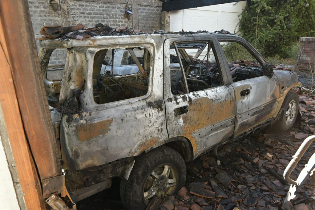 Tres autos incendiados en una cochera generaron susto en Guaymallén. Orlando Pelichotti / Los Andes