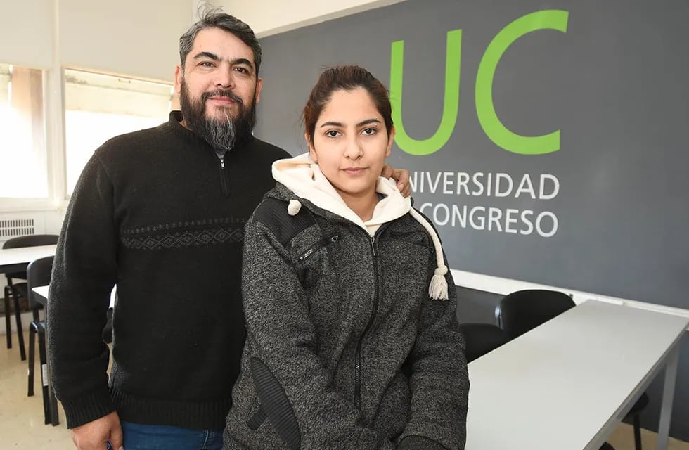 Nicolás enviudó cuando era joven y crió solo a sus dos hijos. Va por su segundo título universitario, ahora junto a su hija. Foto: José Gutierrez / Los Andes