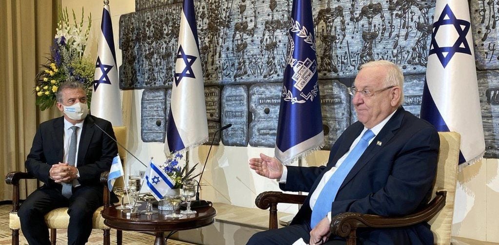 El presidente de Israel, Reuven Rivlin, con el embajador argentino Sergio Urribarri, en julio de 2020.