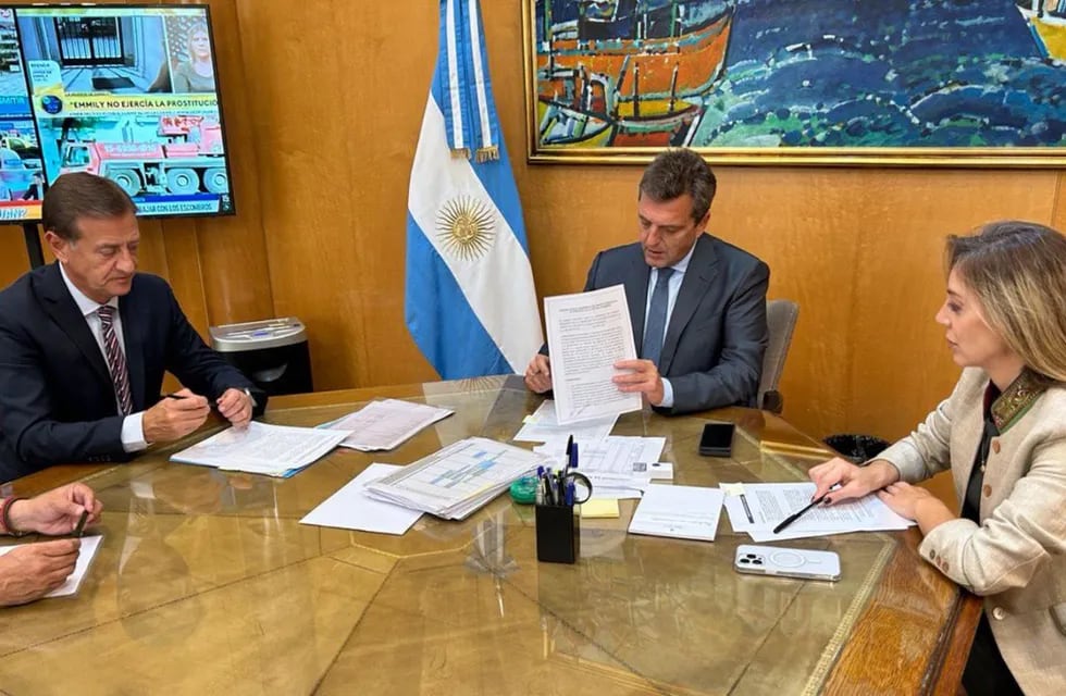 Rodolfo Suárez y Sergio Massa firman el convenio por El Baqueano.