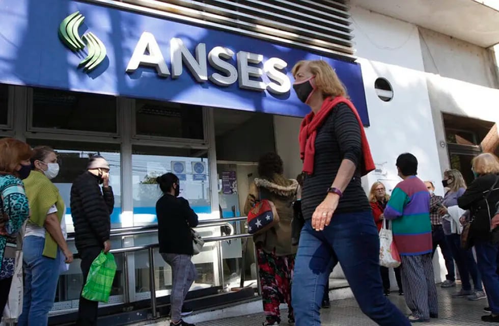 ANSES informa que hoy comienza el calendario de pagos de las Pensiones No Contributivas (PNC), que tienen incluido la tercera cuota del refuerzo de 15 mil pesos. /Jubilados Anses