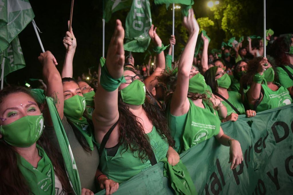 "La ola verde" hicieron vigilia en la PLaza Independencia. Orlando Pelichotti / Los Andes