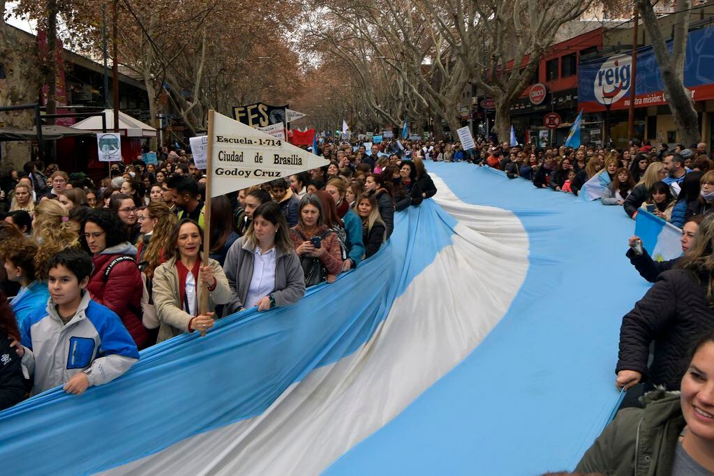 La protesta convocó a trabajadores de la salud y de la educación que reclaman mejoras salariales.
Foto: Orlando Pelichotti / Los Andes