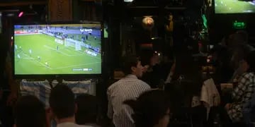 Grupos de amigos colmaron los bares de Capital y explotaron con los goles de Messi. 
