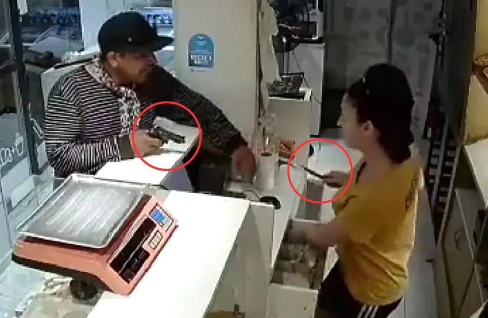 La dueña de la panadería, cansada de la inseguridad, defendió su local a los cuchillazos. Foto: captura de pantalla.