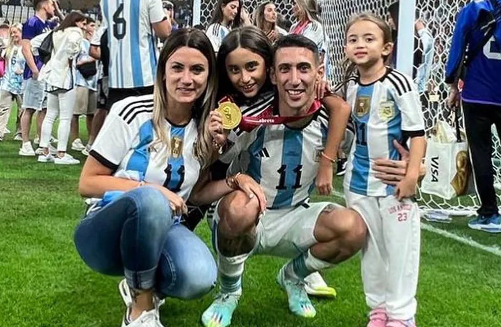 Jorgelina Cardoso y Ángel Di María posaron junto a sus hijas en el Estadio Lusail tras la final del Mundial de Qatar 2022.