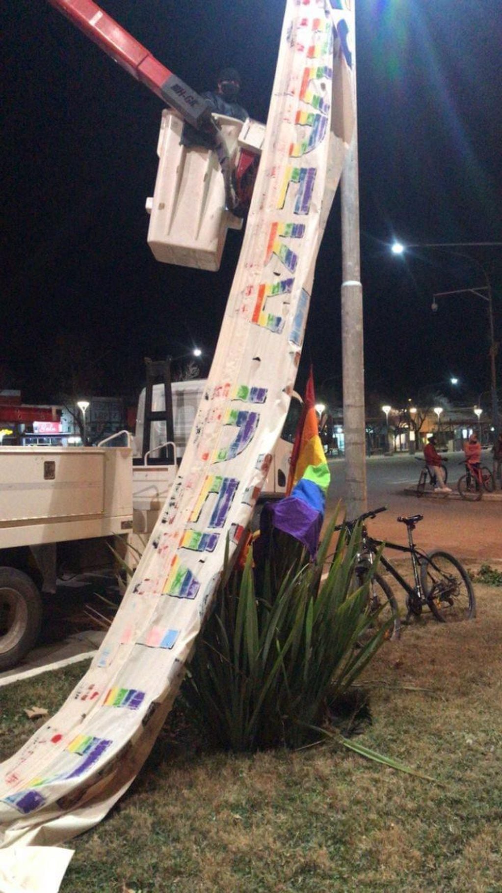 Bajaron una bandera del Orgullo LGBT en Alvear