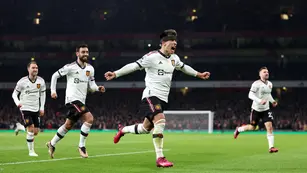 Lisandro festejando su gol junto a sus compañeros. (Prensa Manchester United)