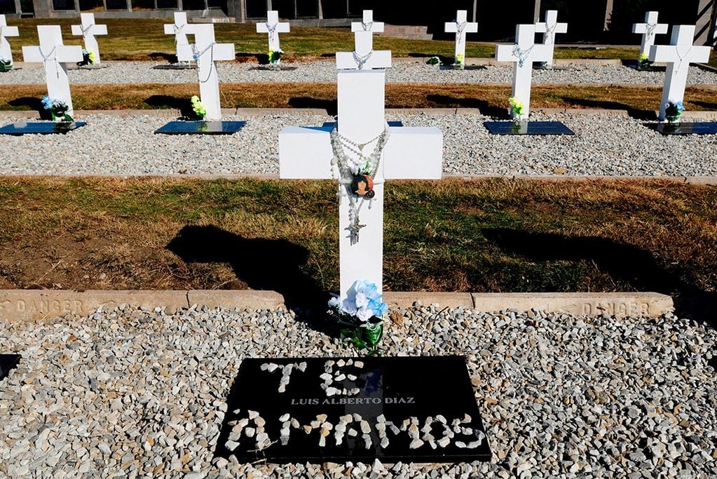 Familiares de los 90 caídos en Malvinas les rindieron homenaje
a los excombatientes en el cementerio Darwin de las Islas Malvinas.
(Gentileza: Clarín)