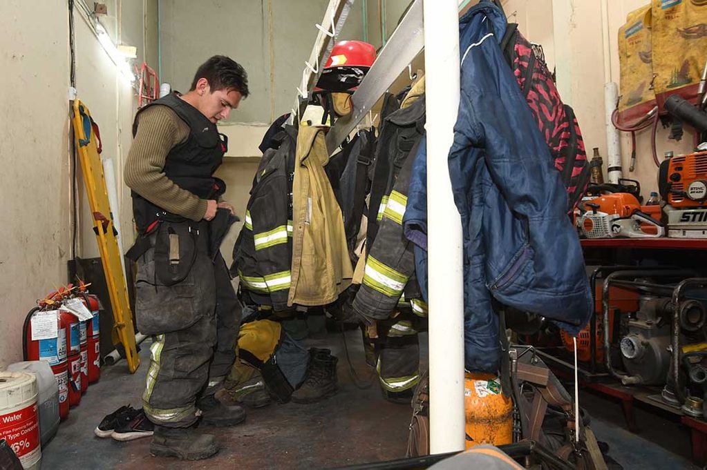 Cada traje que utilizan los bomberos cuestan alrededor de 200.000  pesos. Y la semana pasada les robaron uno.
Foto: José Gutierrez / Los Andes 